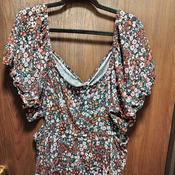 Torrid Floral Cinch Cut Out Top - Picture 7 of 8